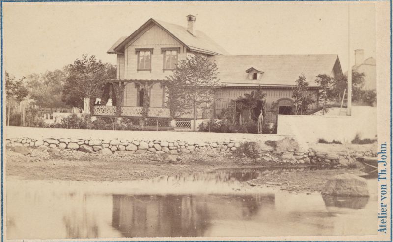 Foto. Haapsalu, Dr. Rinne maja (tagakülg). Foto ca 1871-75. Fotogr. Atelier von Th. John.