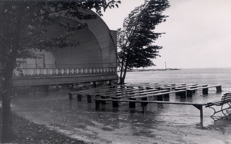 Foto. Haapsalu kõlakoda ja selle esine 1967. a. augustitormi suurvee ajal.