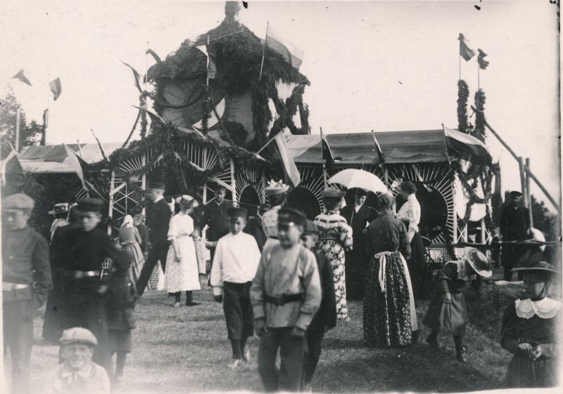 Foto. Läänemaa Põllumajandusnäitus Haapsalu lossipargis. Foto ca 1910.