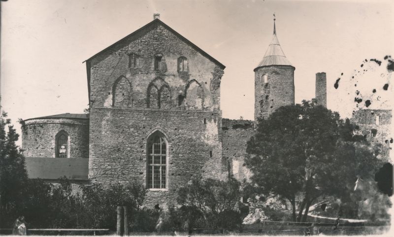 Foto. Haapsaalu lossikiriku idapoolne ots ja ristimiskabel. Paremal valvetorn. Foto ca XX saj. algusest.