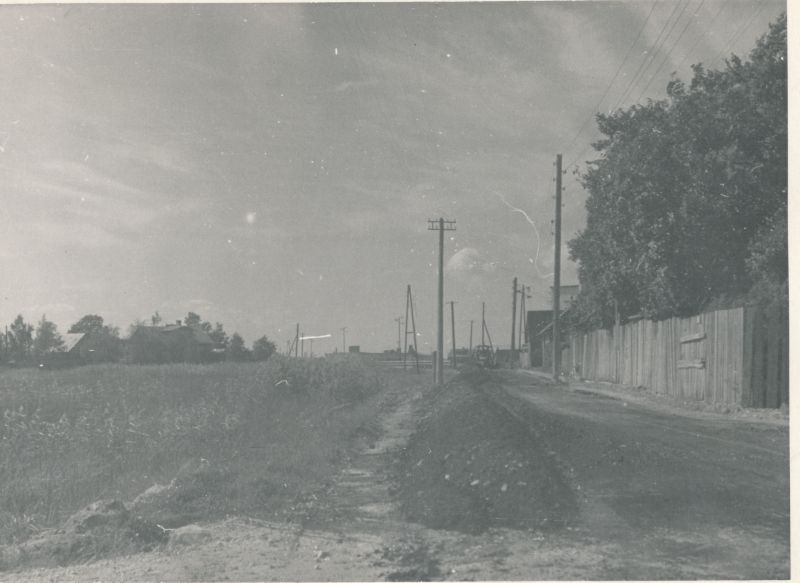 Foto. Mustkatte tegemine Haapsalus U. Sadama tänaval. Aug. 1961. Fotogr. R. Kalk.