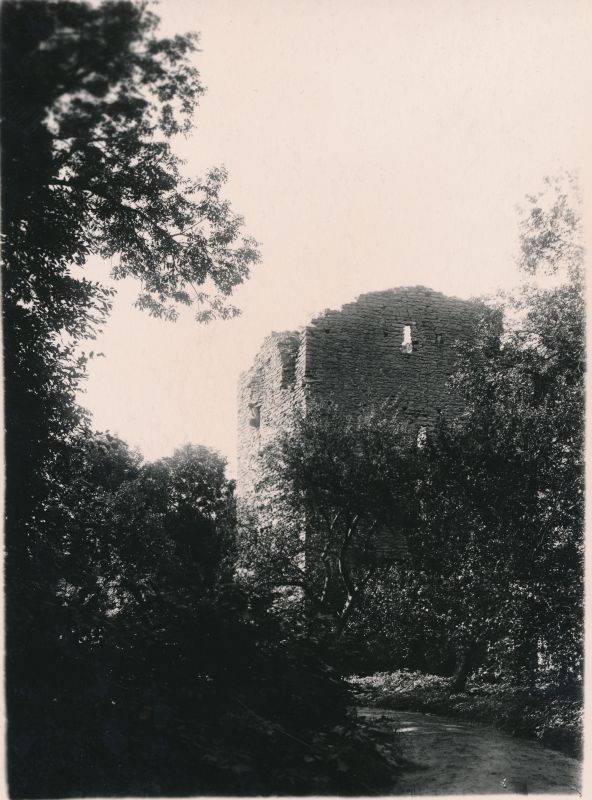 Foto. Haapsalu lossi eellinnuse kagupoolne väravatorn. Foto ca 1900.