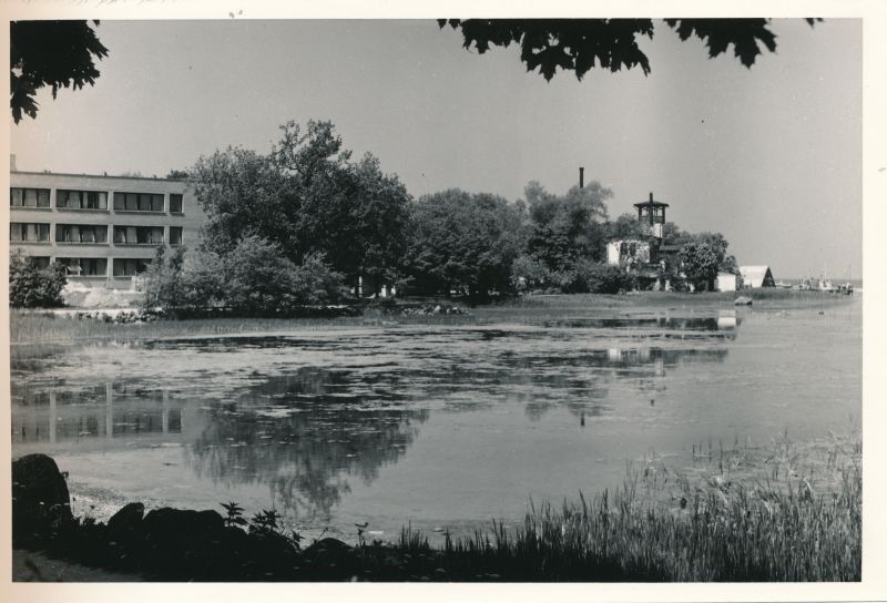 Foto. Vaade Tagalahele kaldale, vasemal sanatooriumi polikliinik, paremal end Peltzeri villa. Foto: I. Möldri. 1974. Mustvalge.