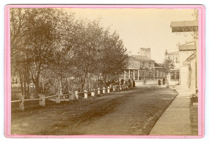 Foto. Haapsalu Kooli tän, vaade turuplatsi suunas. 1889.