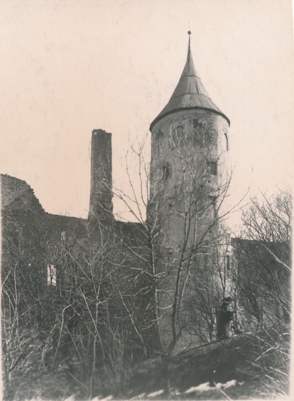 Foto. Haapsalu lossi vahitorn. Vaade eellinnuse sisevallilt, läänest. Foto ca XX saj. algusest.