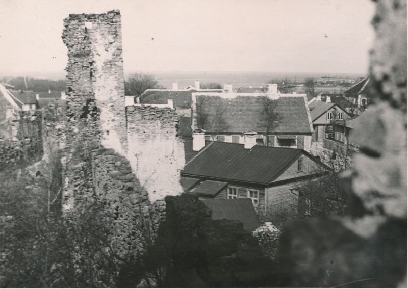 Foto. Haapsalu lossivaremed, vaade aknaavast "Seiertorni" sihist. (Seiertorn praegu hävinenud). Foto ca 1900.