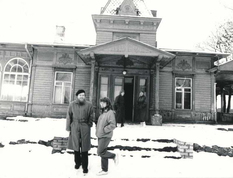 Foto. Tõnis Padu ja ETV töötaja Katrin Hiir Haapsalu raudteejaama ees. 1987. F: A. Tarmula. Mustvalge.