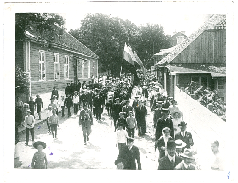 Foto. Läänemaa 2. laulupeo rongkäik Kooli tn Haapsalus. 1913.