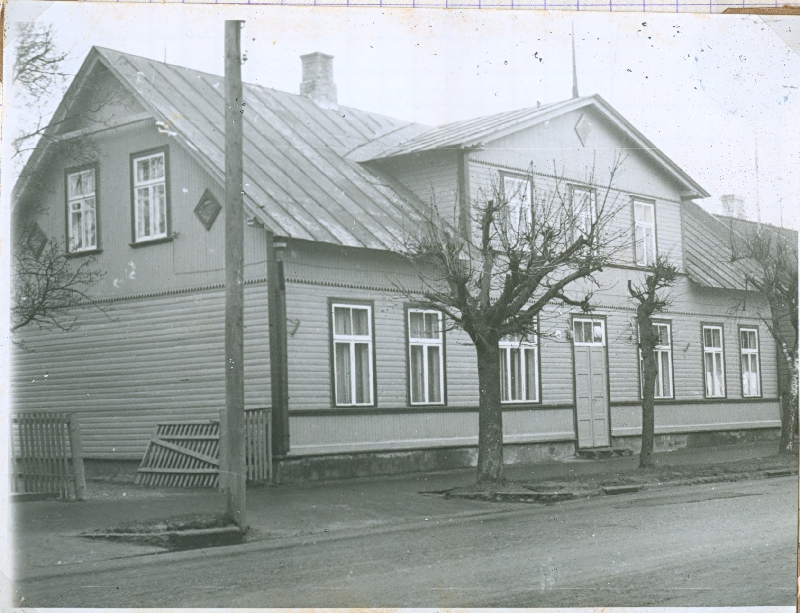 Foto. Villem Soondra maja eestvaade Haapsalus Võidu t. 45. Seotud Mannide suguvõsaga. Asub HM 8800:1