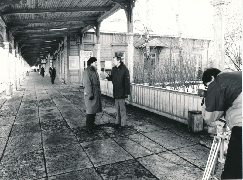 Foto. Eesti TV saate filmimine Haapsalu raudteejaamas. Intervjueeritav Tõnis Padu. 1987. F: A. Tarmula. Mustvalge.