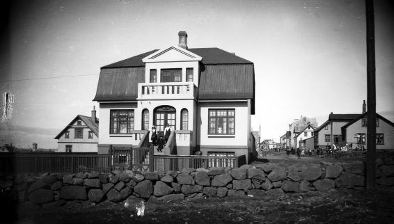 Hellusund 3, steinsteypt íb♥arhús, þrjúbörn stands in the vicinity of hússins, 1917-1920