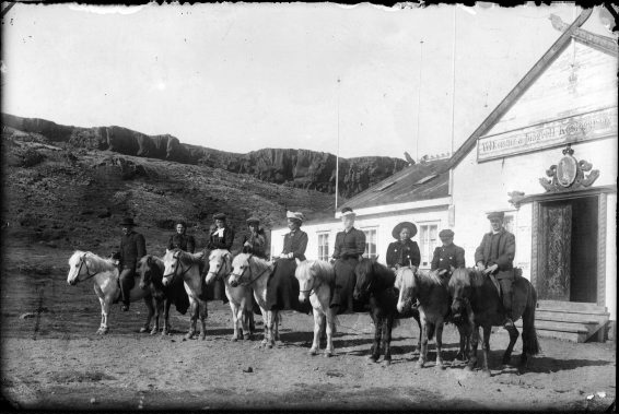 Fólk in hestbaki framan, by 1911