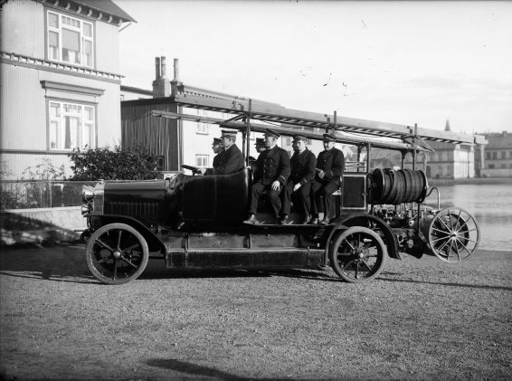 Slökkviliðmenn to brunabíl in Tjarnargötu, by 1925