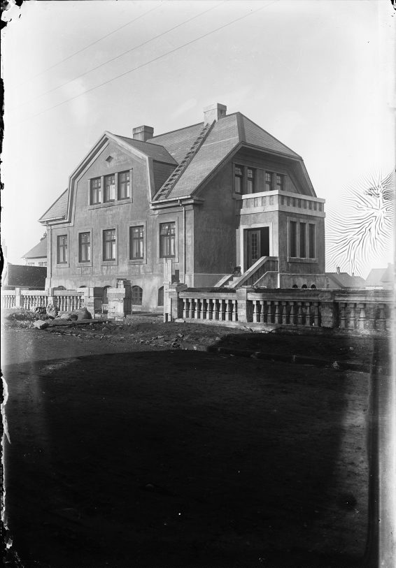 Nýbyggt einbýlishús from Reykjavík, by 1927