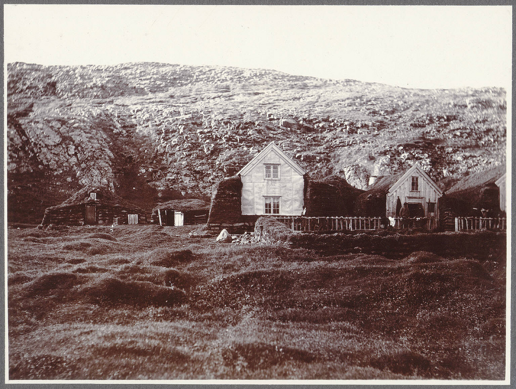 Helgafell (Snæfellsnes). Farm and hill.