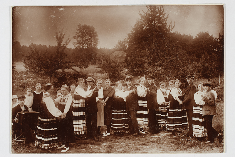 Rahvariides tütarlapsed ja poisid tantsimas, Jämaja