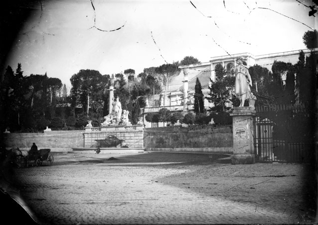 Vue générale de la fontaine de la déesse Rome, avec la terrasse du Pincio, Place du Peuple, Rome