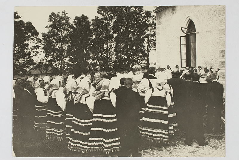 Rahvariides naised Jämaja kiriku juures