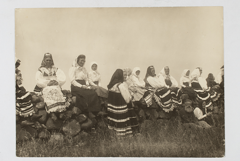 Rahvariides naisi aial istumas, Jämaja