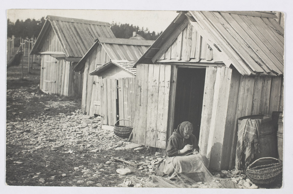 Võrku kuduv eit Viru rannas Türsamäel 1912