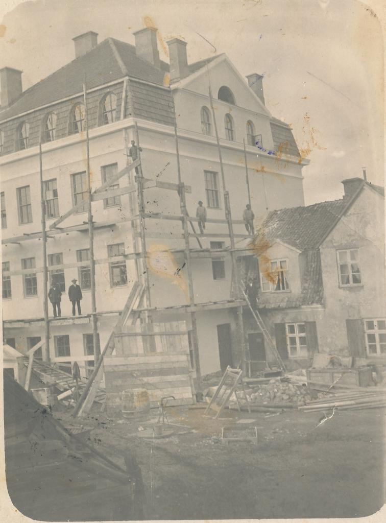 Fotopostkaart. Võru. Vaade Tarvitajate Ühisuse "Põllumees" hoone  ehitustöödele nende lõppjärgus 1923.a.