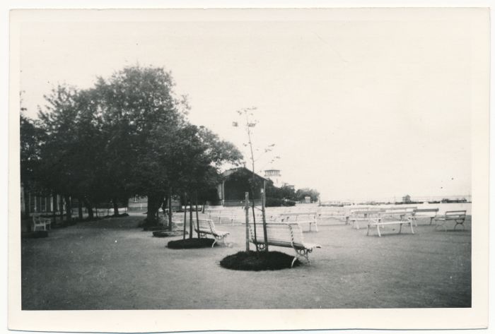 Foto.  Haapsalu. Suur Promenaad, Kõlakoda ja paadisild. Foto: ca 1900. HM 1355. Reprodutsioon.