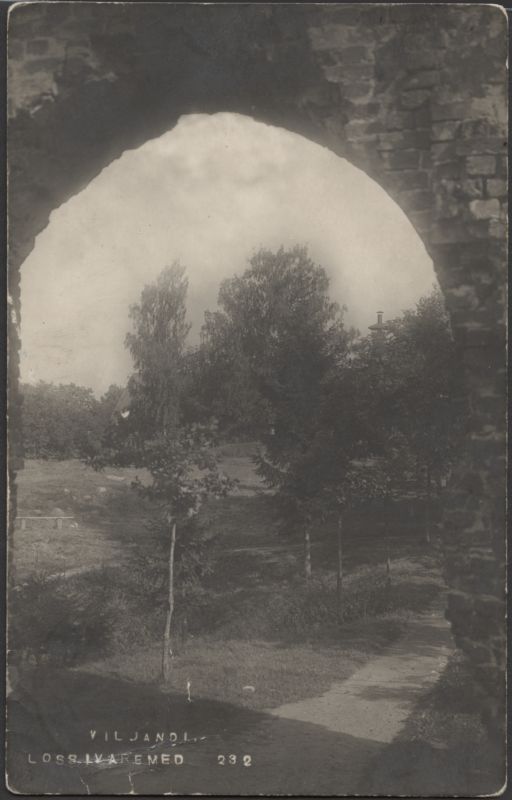 fotopostkaart, Viljandi, II Kirsimägi lossivärava poolt, u 1915, foto J. Riet