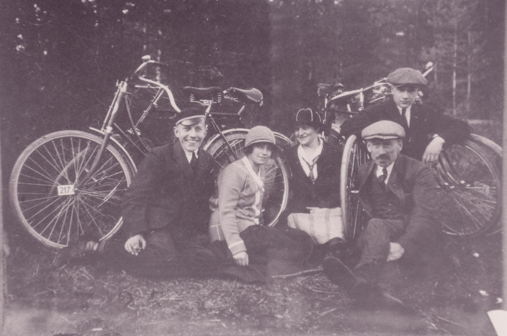 Fotokoopia ja kontranegatiiv. Seltskond jalgratastega väljasõidul loodusesse 1920.aastatel.