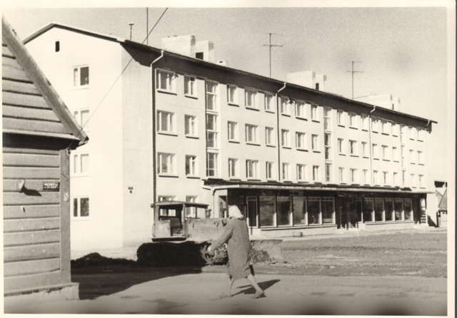 foto ja negatiiv, kortermaja Paides Aiavilja 2 1966.a. - seal asub raamatupood ja Lastemaailm