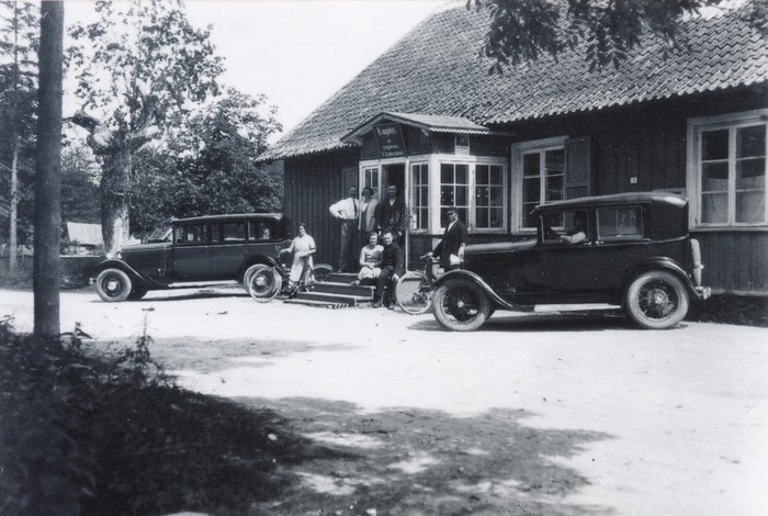 Fotokoopia. F.Krähenbühli kauplus, endine Tarvitajate Ühisuse pood Kärdlas Vabaduse tn. Maja ees sõiduautod