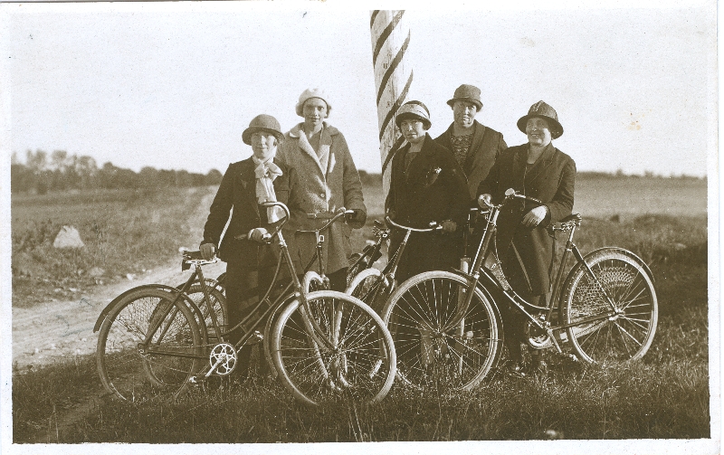 Foto. Naised jalgratastega 1920-30nd. Mustvalge.