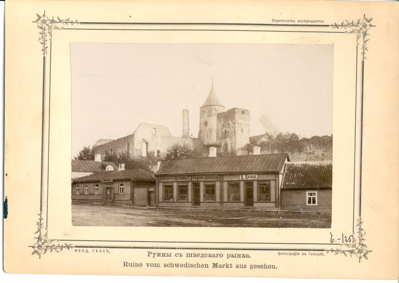 Foto. Vaade Rootsiturult linnuse varemetele. Esiplaanil majad Karja t. alguses. u 1900.