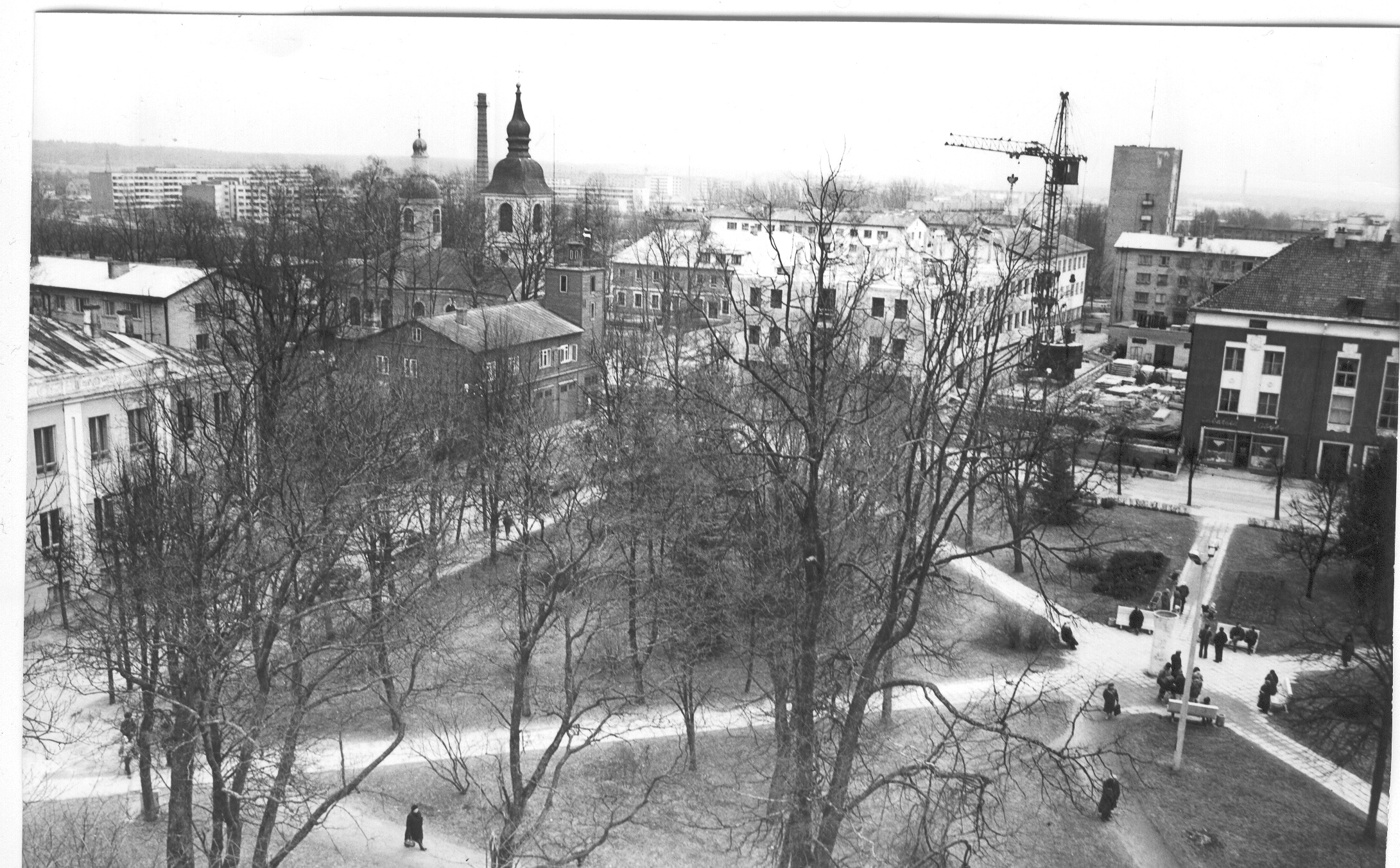 Foto.Vaade Võru linnale maavalitsuse hoonelt  24. veebruaril 1990.a. Tartu-Kasarmu tänava nurga suunas.