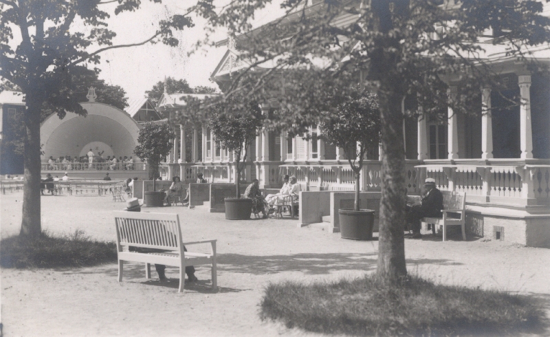 Postkaart. Fotopostkaart. Vaade Kuursaali esiküljele ja Kõlakojale. 1930. Foto J. Grünthal.