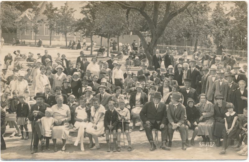 Foto. Suvitajad promenaadil kõlakoja esisel 1927