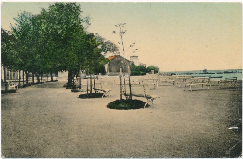 Postkaart. Suur promenaad kõlakoja ees u 1905