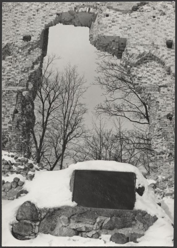 foto, Viljandi, Kaevumägi, metallplaat muinaslinnuste asukohtadega, Suurmüüri avaus, talv, 1977, foto E. Veliste