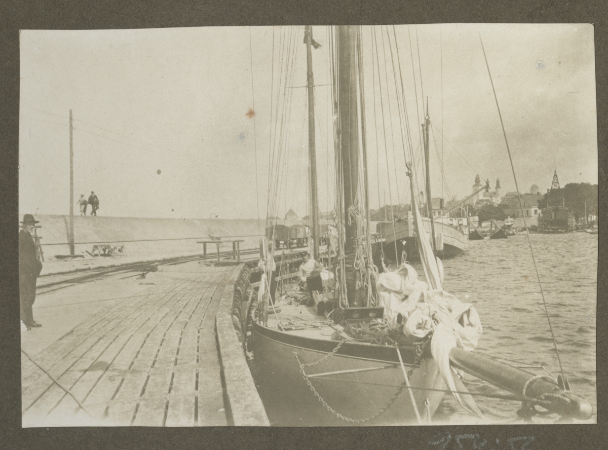 Jaht "Valhalla" sadamas