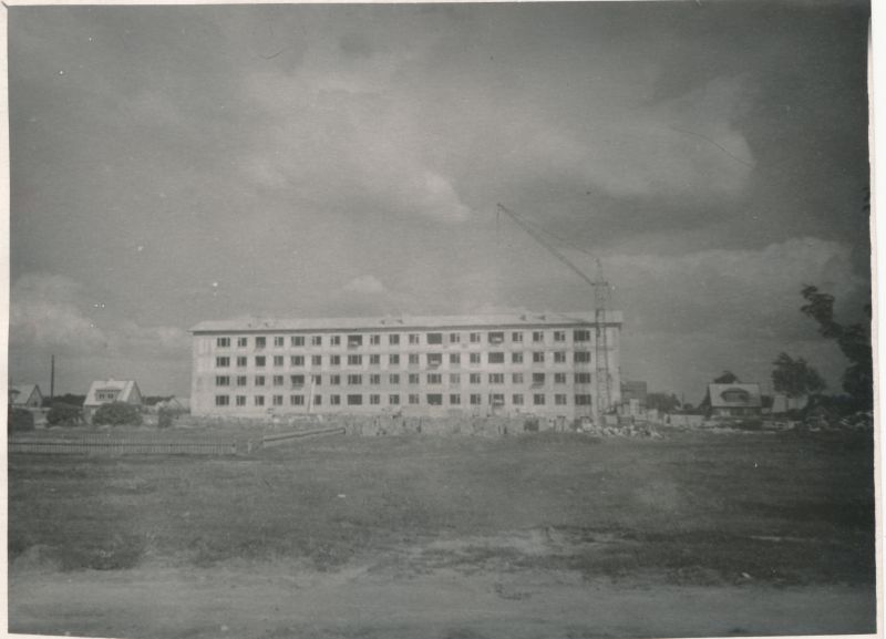 Foto. Uusehitus Niine tänava ääres Haapsalus. Vaade Lihula maanteelt. 1963. Fotogr. R. Kalk.