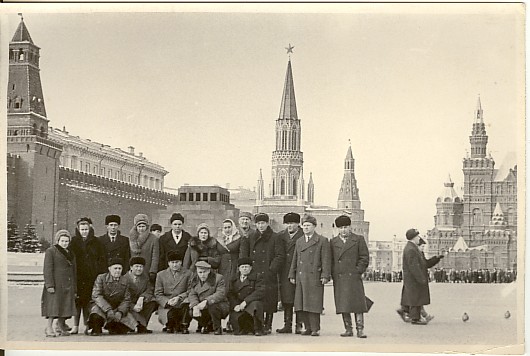 foto, August Tobro koos kursusekaaslastega Moskva Akadeemias õppimise ajal Punasel väljakul 1958-64.a.
