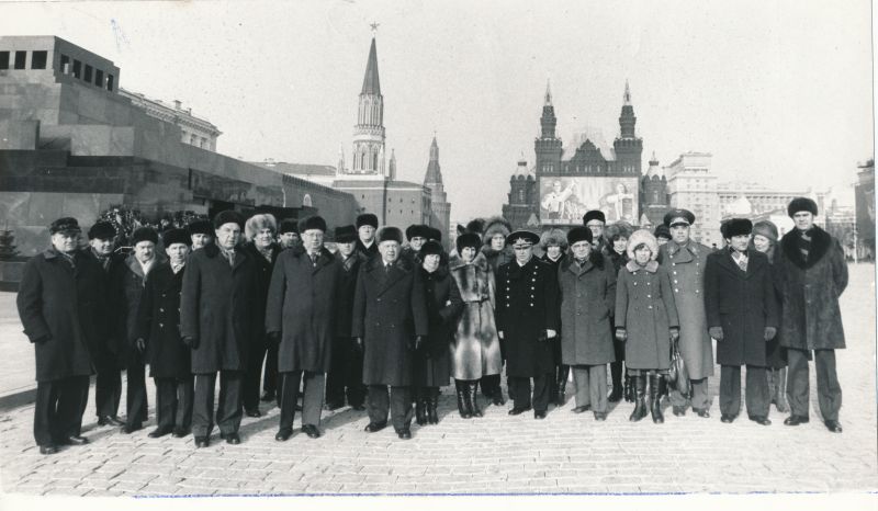 Foto. NLKP XXVI kongressi delegaadid Eesti NSV-st Moskavas Punasel väljakul