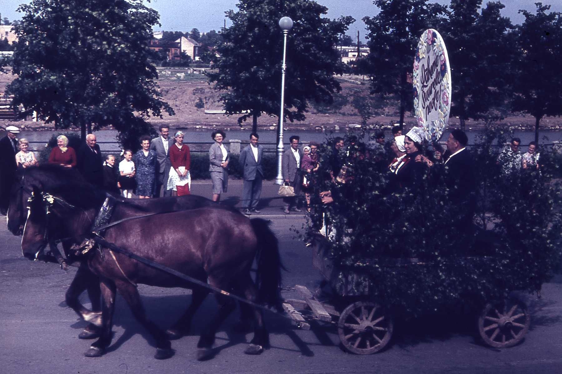 Ants Nilsoni fotokogu negatiivid.  Tartu linna ja rajooni laulupäev Tähtvere lauluväljakul. Tartu, 1965.
