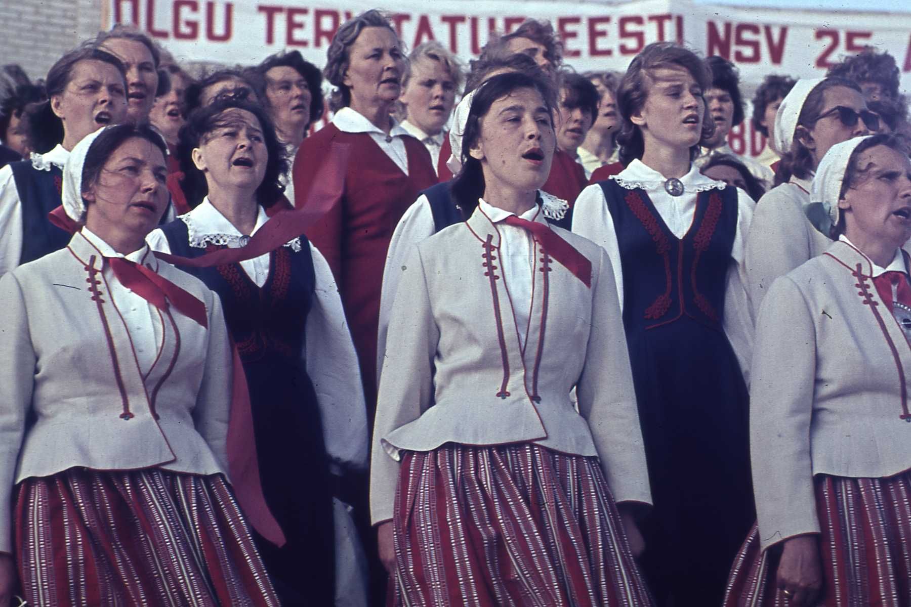 Ants Nilsoni fotokogu negatiivid.  Tartu linna ja rajooni laulupäev Tähtvere lauluväljakul.  Tartu, 1965.