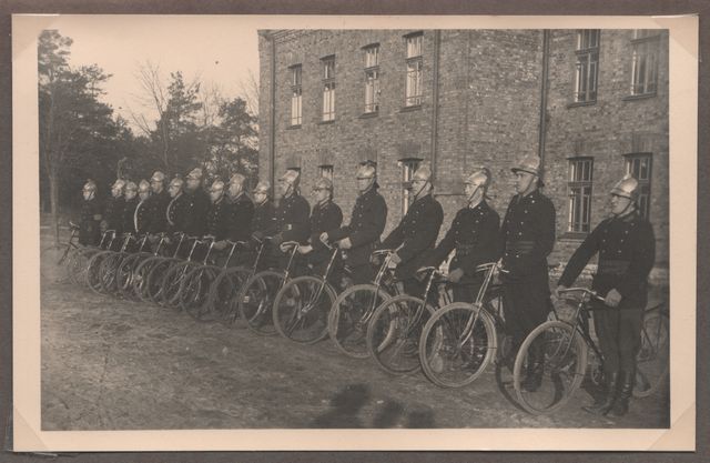 I tuletõrjekursuse rivistus jalgratastega Tondi sõjakoolis