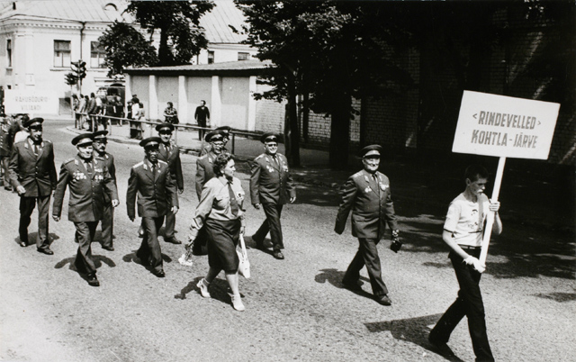 Ansambel "Rindevelled" vabariikliku rindesõprade kokkutuleku rongkäigus
