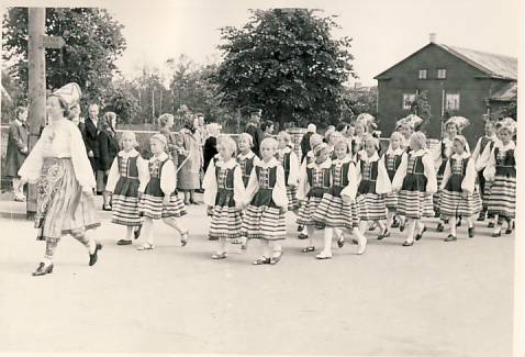 Rakvere Pioneerimja tantsijad laulupeo rongkäigus Laial tänaval
