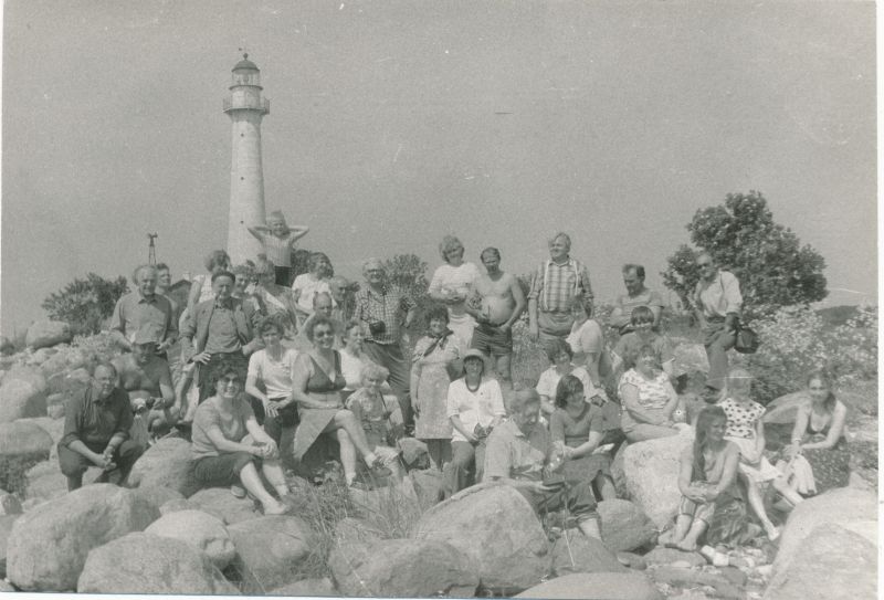 Foto. Vabariigi isetegevuslike muuseumi töötajate seminar-õppereis Kihnu saarele 1988.