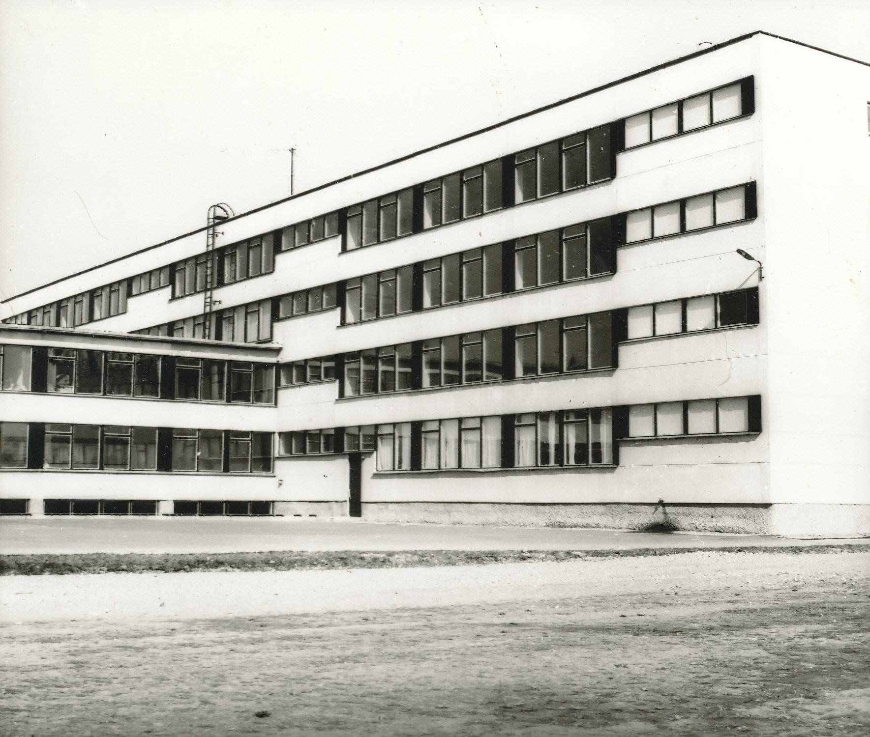 Foto. Võru I Keskkooli uus õppehoone Kooli tee 2 1977.aastal.