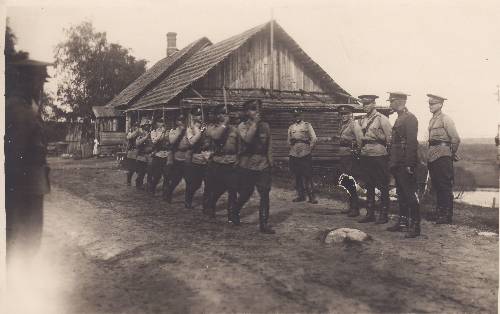 Kaitseväelased täidavad laagris ülesannet