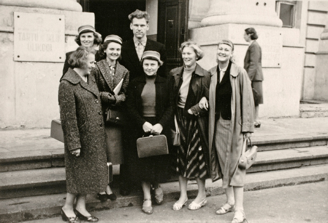 Ajalooüliõpilased TRÜ peahoone ees.